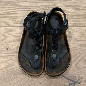 Tatami Birkenstock’s size 36. Worn. I wear a US size 6. These are a Eur 36.